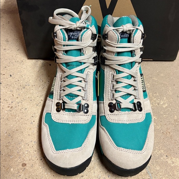 Vasque Clarion '88 GTX Hiking Boots - Silver Grey and Green - Picture 2 of 4